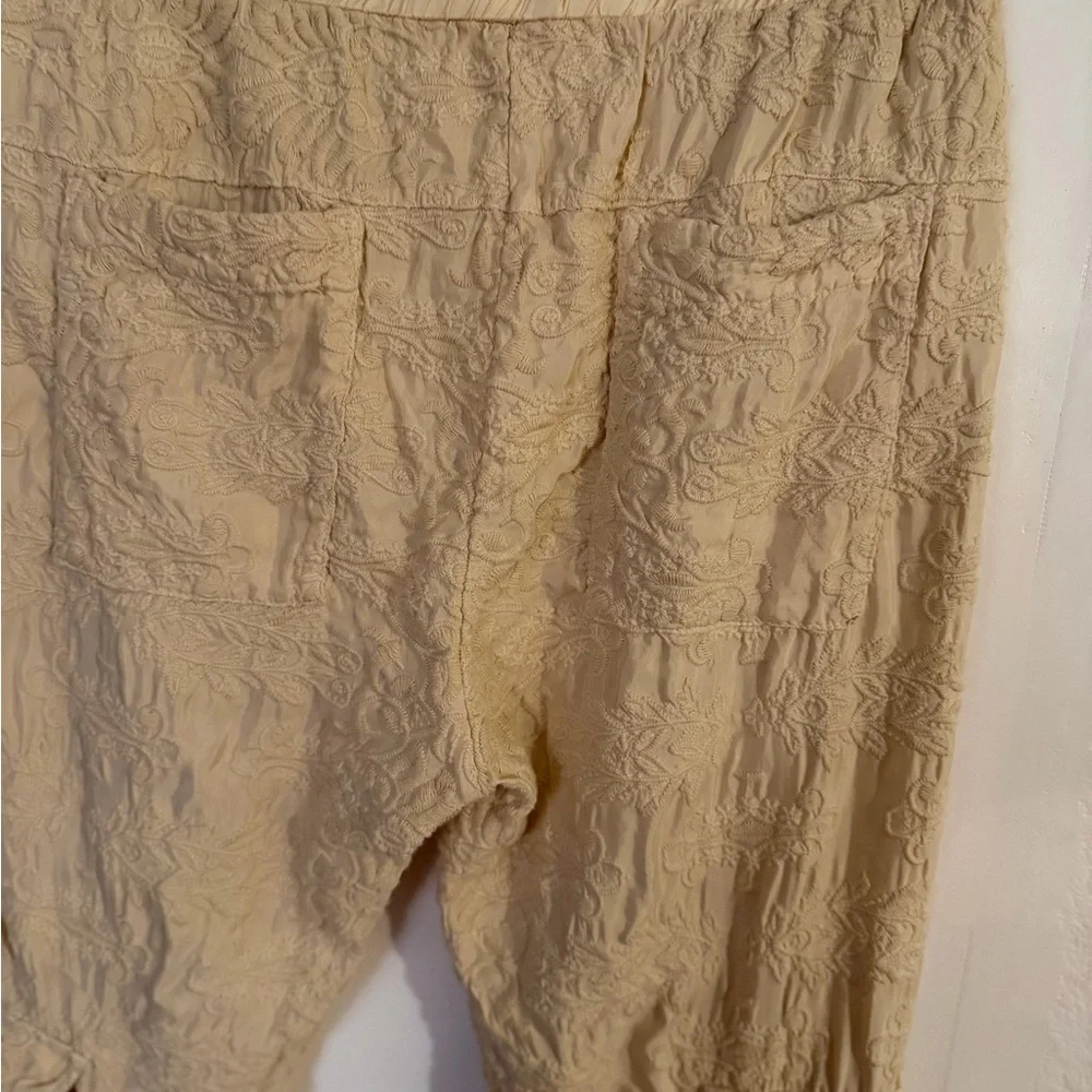 Johnny Was Vegan Silk Lace Print Textured Cream Cargo Cropped Joggers Size Small - Picture 8 of 9